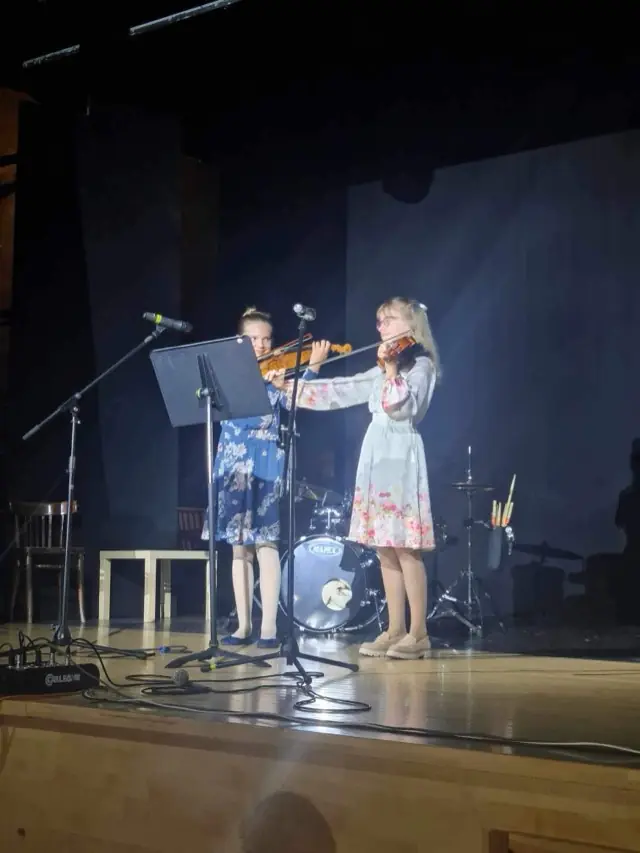 Duet skrzypaczek podczas występu, koncert charytatywny w Łodzi 2024
