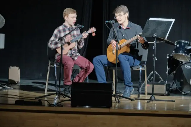 Duet gitarzystów podczas występu, koncert charytatywny przy Wodnej 34