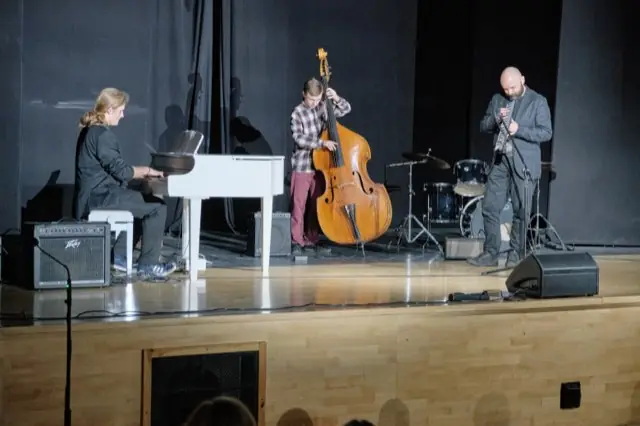 Fortepian, kontrabas i instrument dęty na scenie, edycja 2025