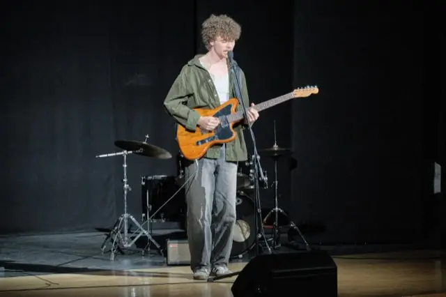 Gitarzysta podczas solowego występu, 2. edycja koncertu charytatywnego