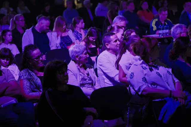Publiczność w fioletowym świetle podczas 3. Salezjańskiego Koncertu Charytatywnego w Łodzi